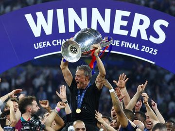 Luis Enrique Ditolak Tim-tim Inggris, Bersinar di Paris