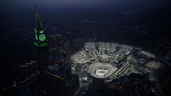 Masjidil Haram Bercahaya di Gelap Malam Makkah