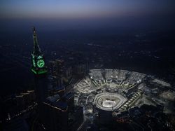 Masjidil Haram Bercahaya di Gelap Malam Makkah