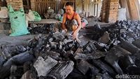 Melihat Produksi Arang Tradisional di Jombang Jelang Idul Adha