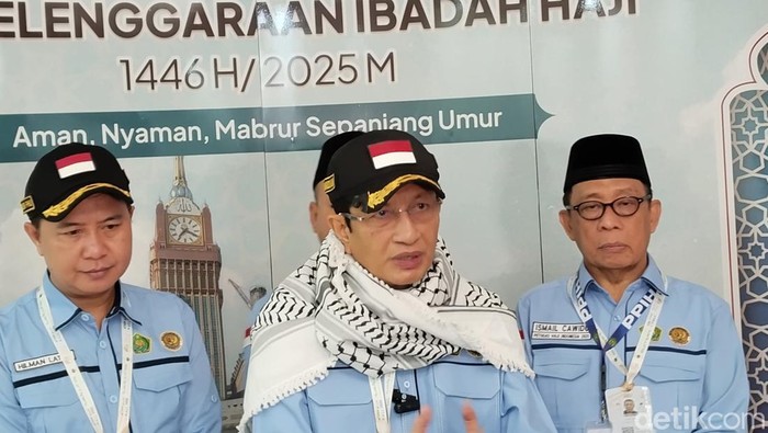 Menteri Agama (Menag) Nasaruddin Umar (tengah) (Haris/detikcom). Menteri Agama (Menag) Nasaruddin Umar (tengah) (Haris/detikcom).