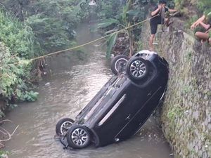 Mobil Anggota DPRD Tulungagung Nyemplung Sungai Usai Tabrakan Mobil Anggota DPRD Tulungagung Nyemplung Sungai Usai Tabrakan