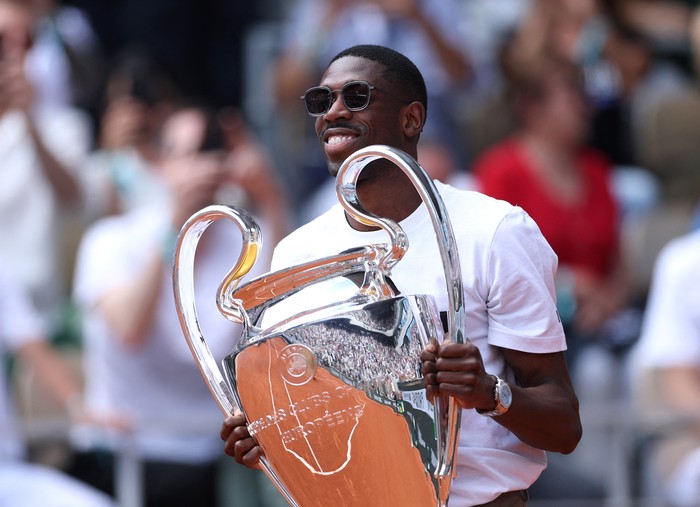 Tennis - French Open - Roland Garros, Paris, France - June 2, 2025 Paris St Germain's Ousmane Dembele presents the Champions League trophy on the Philippe-Chatrier court before the fourth round match betrween Serbia's Novak Djokovic and Britain's Cameron Norrie REUTERS/Gonzalo Fuentes