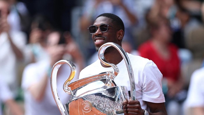 Tennis - French Open - Roland Garros, Paris, France - June 2, 2025 Paris St Germain's Ousmane Dembele presents the Champions League trophy on the Philippe-Chatrier court before the fourth round match betrween Serbia's Novak Djokovic and Britain's Cameron Norrie REUTERS/Gonzalo Fuentes