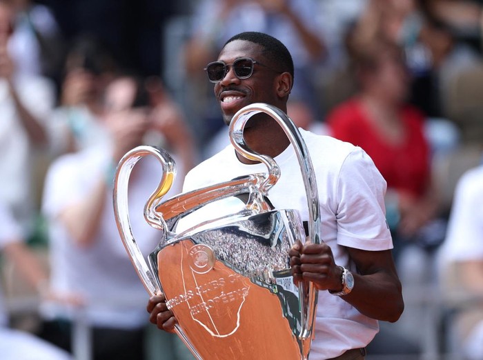 Tennis - French Open - Roland Garros, Paris, France - June 2, 2025 Paris St Germain's Ousmane Dembele presents the Champions League trophy on the Philippe-Chatrier court before the fourth round match betrween Serbia's Novak Djokovic and Britain's Cameron Norrie REUTERS/Gonzalo Fuentes