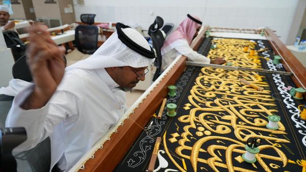 Disulam Benang Emas! Begini Proses Pembuatan Kiswah Kakbah di Makkah