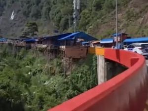 Gubernur Mahyeldi Tertibkan Pedagang di Atas Jembatan Kelok 9 Gubernur Mahyeldi Tertibkan Pedagang di Atas Jembatan Kelok 9