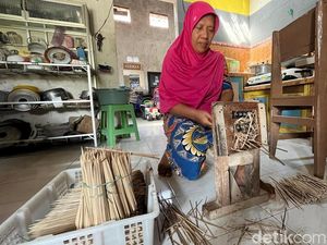 Kisah Perajin Tusuk Sate Legendaris di Mojokerto Eksis Sejak 1985 Kisah Perajin Tusuk Sate Legendaris di Mojokerto Eksis Sejak 1985