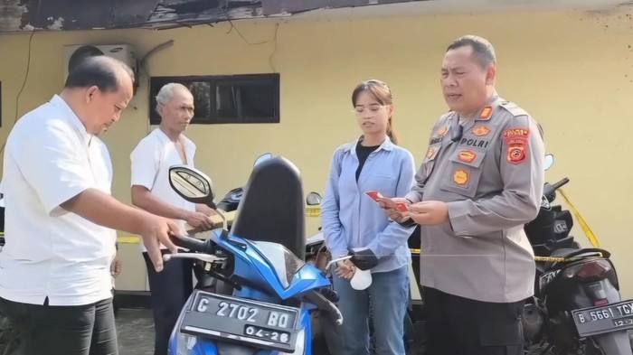 Polisi serahkan motor warga yang hilang dicuri (Dok istimewa). Polisi serahkan motor warga yang hilang dicuri (Dok istimewa).