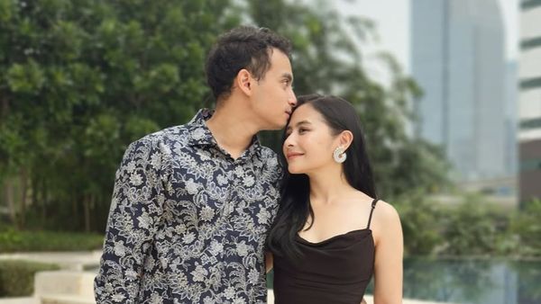 7 Gaya Prilly Latuconsina Kondangan Bareng Pacar, Mesra Dipeluk-Cium
