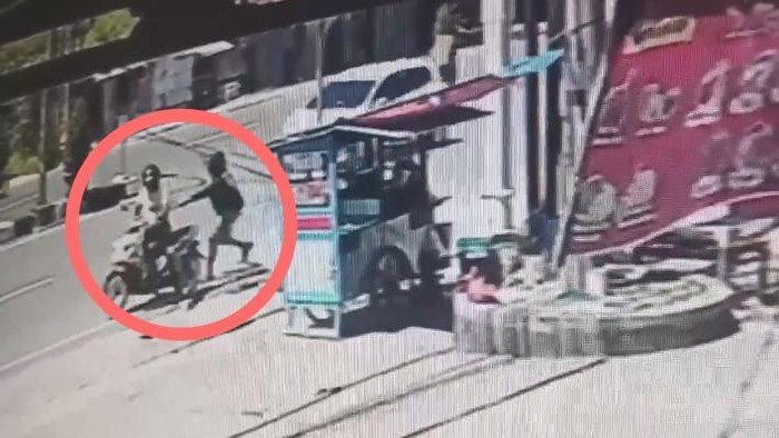 Rekaman CCTV pedagang sate di Jambi gagalkan pencurian tas miliknya. Pura-pura beli