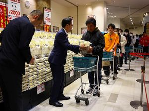 Saat Warga Jepang Antre Panjang demi Beras Murah Saat Warga Jepang Antre Panjang demi Beras Murah