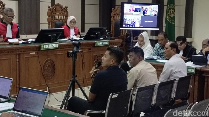 Mantan Camat Gajahmungkur, Kota Semarang, Ade Bhakti Ariawan memamerkan kesaksian di sidang praduga korupsi Mbak Ita dan suaminya Alwin Basri.