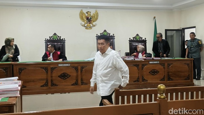 Terdakwa Annar Salahuddin Sampetoding dikala menjalani sidang urusan duit artifisial di PN Sungguminasa, Gowa.