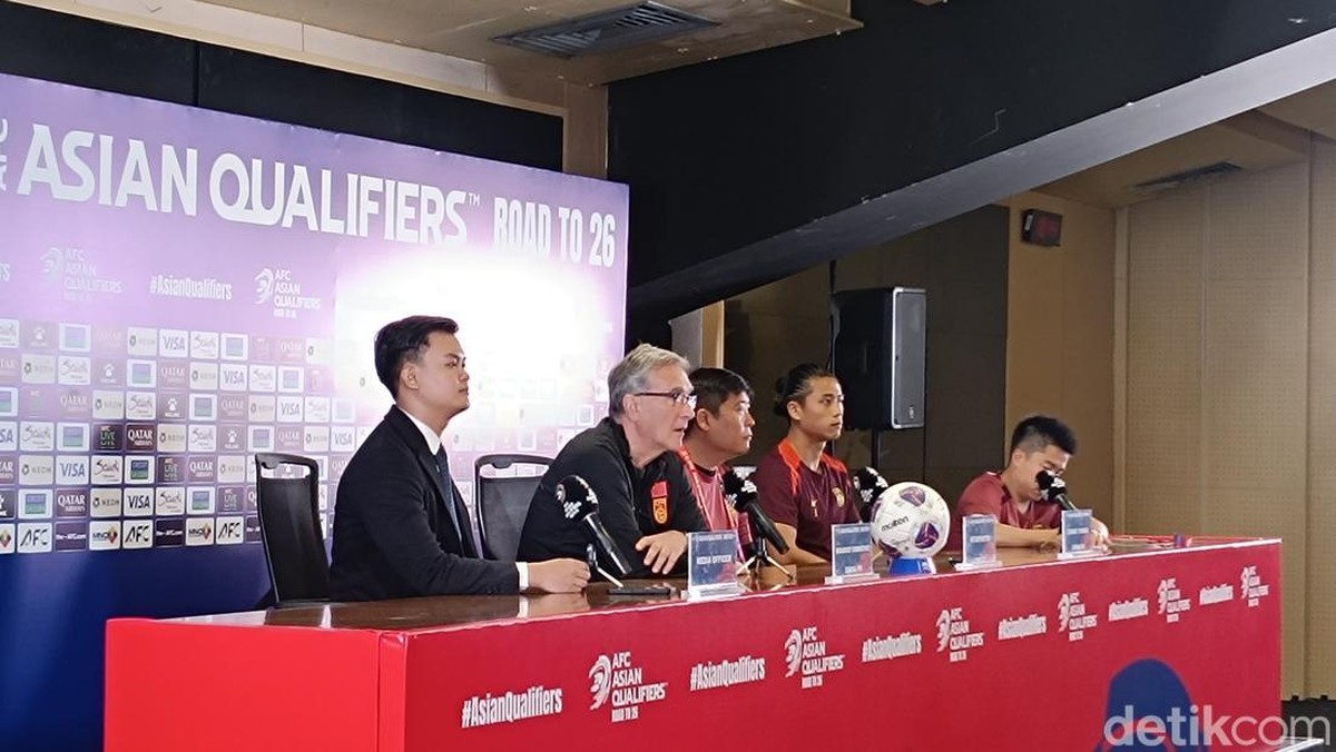 Zhang Yuning (kedua dari kanan) membobol gawang Indonesia pada pertemuan pertama. (Foto: detikcom/Muhammad Robbani)