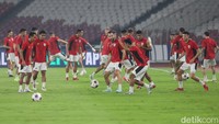 Indonesia sangat membutuhkan kemenangan atas China untuk menjaga asa lolos ke Piala Dunia. Saat ini Garuda menempati peringkat empat klasemen sementara Grup C dengan sembilan poin. Hanya kemenangan yang bisa menggaransi Indonesia lolos ke ronde empat. Dan Kluivert yakin timnya bisa menjalankan tugas ini.