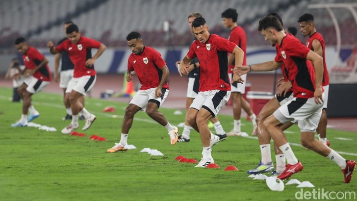 Tim Nasional Indonesia dan China menggelar latihan di SUGBK, Jakarta, Rabu (4/6/2025). Keduanya akan menghadapi laga penting guna membuka peluang untuk lolos ke babak berikutnya dalam Kualifikasi Piala Dunia 2026.