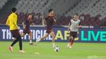 Timnas Indonesia dan China Panaskan Mesin Jelang Bentrok Besok