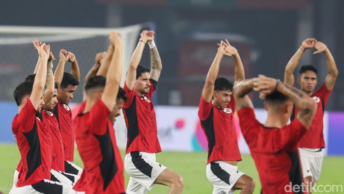 Timnas Indonesia dan China Panaskan Mesin Jelang Bentrok Besok Tim Nasional Indonesia dan China menggelar latihan di SUGBK, Jakarta, Rabu (4/6/2025). Keduanya akan menghadapi laga penting guna membuka peluang untuk lolos ke babak berikutnya dalam Kualifikasi Piala Dunia 2026.