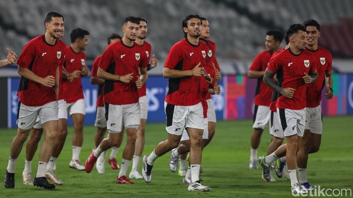 Tim Nasional Indonesia dan China menggelar latihan di SUGBK, Jakarta, Rabu (4/6/2025). Keduanya akan menghadapi laga penting guna membuka peluang untuk lolos ke babak berikutnya dalam Kualifikasi Piala Dunia 2026.