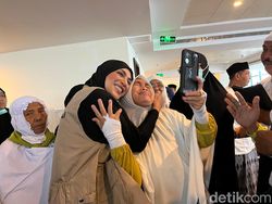 Bercengkerama dengan Jemaah Haji NTB, Sari Yuliati: Jaga Kesehatan