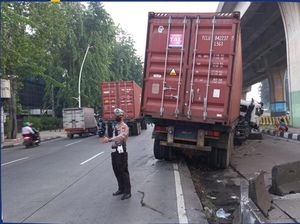 Truk Trailer Tabrak Separator Jalan di Tanjung Priok hingga Hancur Berantakan Truk Trailer Tabrak Separator Jalan di Tanjung Priok hingga Hancur Berantakan