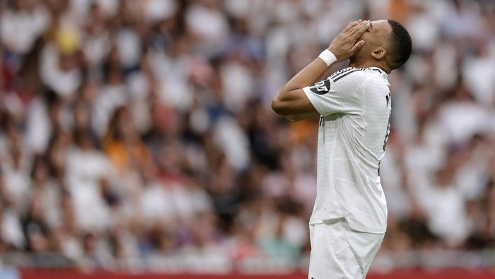 2216148487 MADRID, SPAIN - MAY 24: Kylian Mbappe of Real Madrid disappointed during the LaLiga EA Sports match between Real Madrid v Real Sociedad at the Estadio Santiago Bernabeu on May 24, 2025 in Madrid Spain (Photo by Maria Gracia Jimenez/Soccrates/Getty Images)