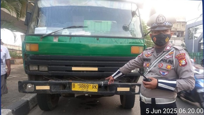 Ada Truk Gangguan, Lalin di Exit Tol Cengkareng Padat