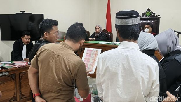 Alat bukti sindikat duit artifisial di UIN Makassar dihadirkan ke persidangan di PN Sungguminasa, Gowa. Andi Sitti Nurfaisah/detikSulsel