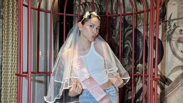 6 Foto Bridal Shower Alyssa Daguise, Santai Pakai Tank Top & Celana Jeans