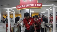 Petugas memindai QR tiket pertandingan Timnas Indonesia vs China di Stasiun MRT Istora Mandiri, Jakarta, Kamis (5/6/2025).