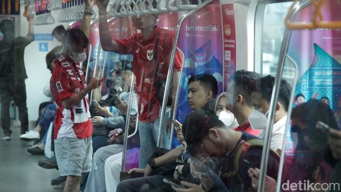 Asyik! Naik MRT Gratis Buat Supporter Timnas, Ini Syaratnya MRT Jakarta menyediakan jalur khusus bagi supporter Timnas Indonesia yang sudah membeli tiket pertandingan. Supporter yang hendak dan pulang dari GBK gratis hari ini. Apa syaratnya?