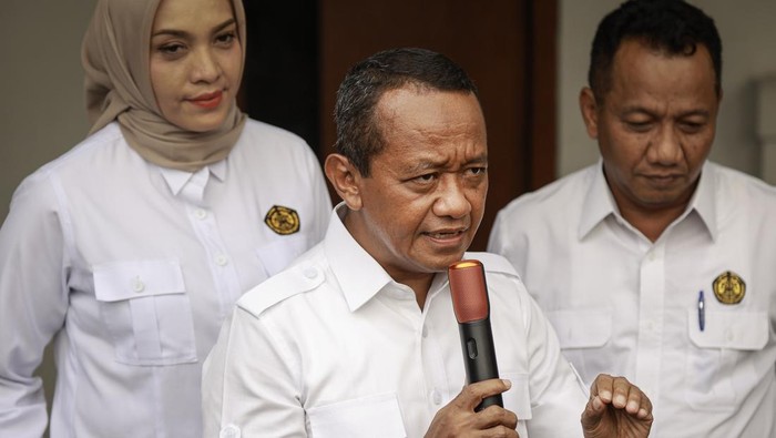 Menteri Energi dan Sumber Daya Mineral (ESDM) Bahlil Lahadalia (kedua kiri) di saat menyodorkan pemberitahuan  pers terkait tambang nikel di Raja Ampat di kantor Kementerian ESDM, Jakarta, Kamis (5/6/2025). Dalam keterangannya Bahlil menghentikan sementara operasi pertambangan dari PT GAG Nikel di Raja Ampat, Papua Barat Daya dan menyampaikan akan secepatnya turun eksklusif ke lokasi untuk menyaksikan keadaan yang serentak terjadi. ANTARA FOTO/Dhemas Reviyanto/bar