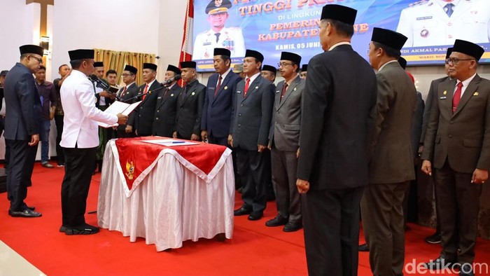 Bupati Bone Andi Asman Sulaiman melantik pejabat eselon II lingkup Pemkab Bone. Bupati Bone Andi Asman Sulaiman melantik pejabat eselon II lingkup Pemkab Bone.