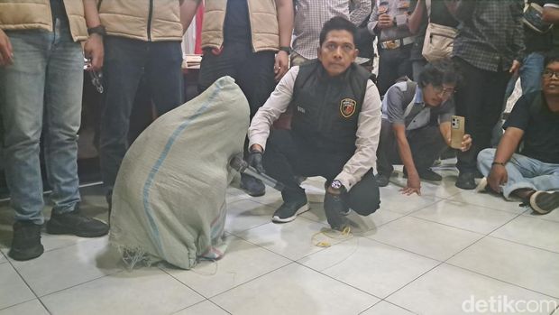 Cara pelaku akal-akalan korban perampokan dengan masuk karung. (Arief/detikcom)