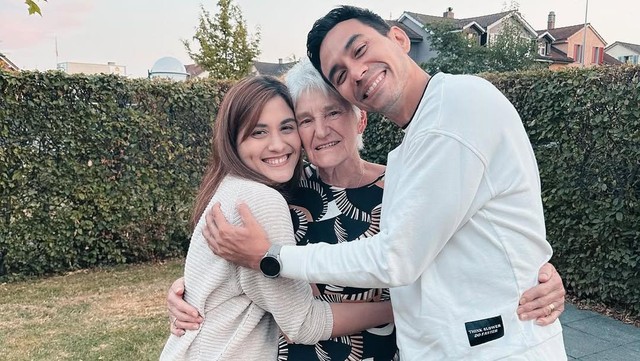 Gosip Terkini Selebriti Insertlive : Terpopuler: Profil Adik Darius Sinathrya yang Beda Agama Vs Nirina Zubir Burn Out Parah