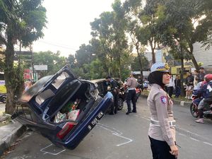 Video: Kecelakaan Buat Mobil Bertumpuk di Bogor, 1 Orang Tewas Video: Kecelakaan Buat Mobil Bertumpuk di Bogor, 1 Orang Tewas