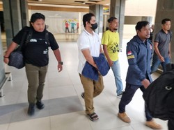 Tangan Diborgol, AKBP Fajar Dikawal Ketat Tiba di Kupang