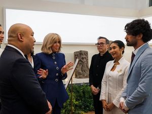 Foto: Gaya Artis Indonesia Bertemu Brigitte Macron, Angkat Kearifan Lokal Foto: Gaya Artis Indonesia Bertemu Brigitte Macron, Angkat Kearifan Lokal
