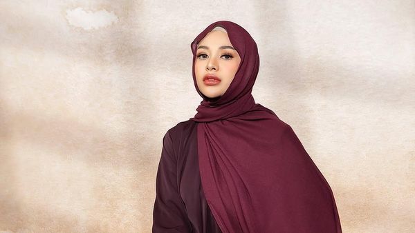 8 Padu Padan Hijab dan Gamis ala Aurel Hermansyah, Cocok untuk Usia 20-an