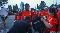 Saat akan memasuki stadion tampak para suporter diperiksa oleh petugas. 