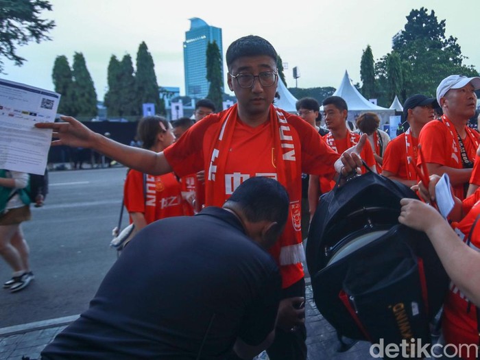 Sejumlah pendukung Timnas China mulai memasuki Stadion GBK, Jakarta, Kamis (5/6/2025).
