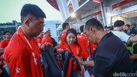 Para suporter China ini turut mengenakan pakaian serba merah yang merupakan jersey home mereka. 