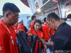 Para suporter China ini turut mengenakan pakaian serba merah yang merupakan jersey home mereka. 