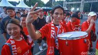 Gaya Suporter China Masuki Stadion GBK