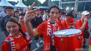 Gaya Suporter China Masuki Stadion GBK