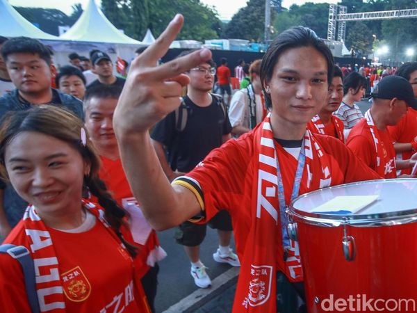 Gaya Suporter China Masuki Stadion GBK