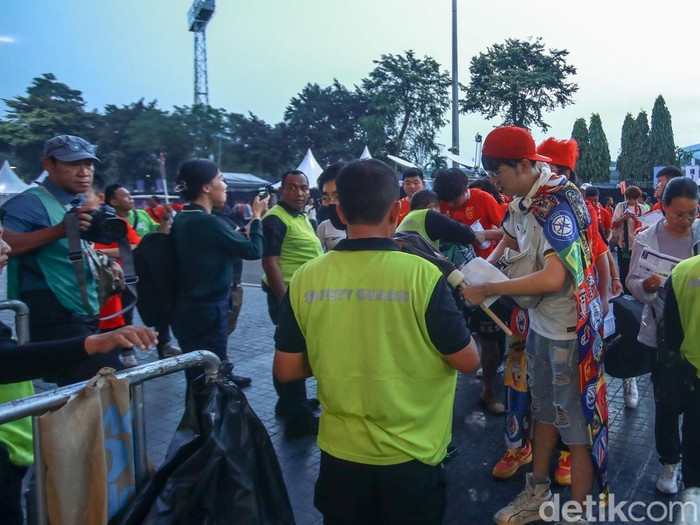 Sejumlah pendukung Timnas China mulai memasuki Stadion GBK, Jakarta, Kamis (5/6/2025).