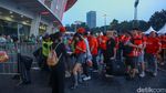 Gaya Suporter China Masuki Stadion GBK