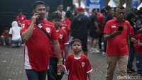 Para suporter cilik ini datang bersama keluarganya.  